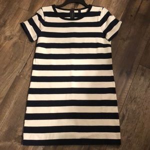 Short sleeve stripped dress.
